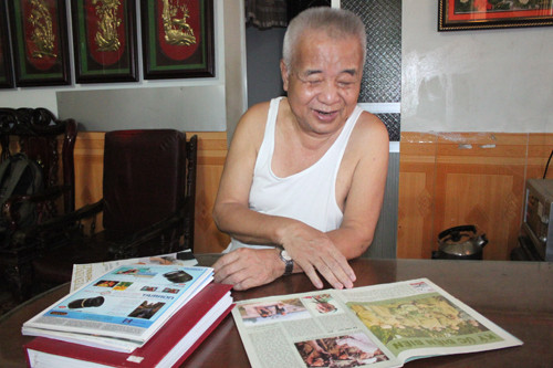 Ông Vinh giới thiệu những hình ảnh về Điện Biên Phủ năm xưa.