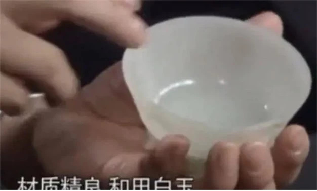 Cầm bát cũ đi giám định, thanh niên tái mặt khi nghe chuyên gia phán - Hình 2 Cam bat cu di giam dinh, thanh nien tai mat khi nghe chuyen gia phan-Hinh-2