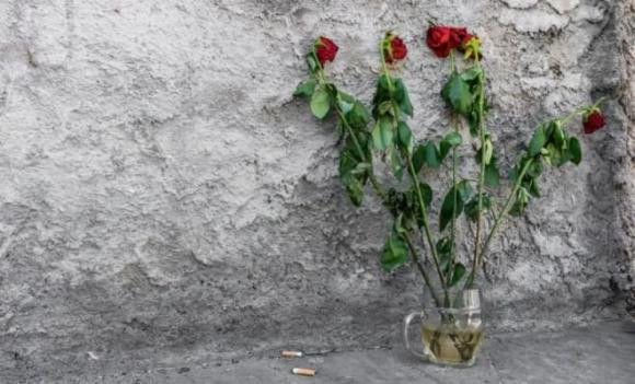 Gặp chuyện gì cũng than thở, hơi bất lợi là bực bội, tỏ ra không hài lòng với tất cả mọi việc, trong mắt họ, mọi việc đều là lỗi của người khác, còn bản thân họ luôn đúng.