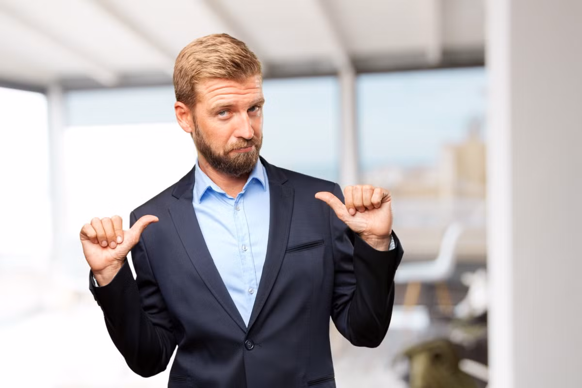 Luôn sống trong ghen tị với thành công của người khác, muốn đạt đến đỉnh cao nhưng đã không có năng lực và nghị lực. Vì vậy, họ khoác lác cũng để tự thoải mái cái tôi vô dụng. Những lời khoác lác này, mặt khác, cũng phản ánh sự yếu đuối trong tâm hồn họ.