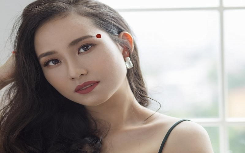  Ý nghĩa của những viên ngọc ẩn trong lông mày. Sau khi người phụ nữ kết hôn, nếu giao quyền lực tài chính cho vợ quản lý thì nhất định sẽ kiếm được tiền, cuộc sống ngày càng sung túc hơn cũng sẽ giúp ích rất nhiều cho sự nghiệp của chồng, sẽ là người vợ tốt cho sự nghiệp của chồng, sau này nhất định sẽ là người vợ tốt. 