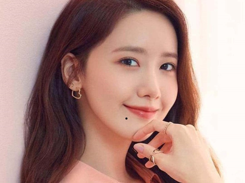 Nếu nốt ruồi mọc ở đây, tốt hơn là bạn nên có màu đỏ. Nếu có lông trên nốt ruồi màu đen, điều đó có nghĩa là sự giàu có sẽ đi cùng bạn trong suốt cuộc đời và đó là một dấu hiệu tốt trên khuôn mặt. Người có cằm tốt sẽ có cuộc sống sung túc về sau, mong sinh được nhiều con cháu, còn có thể mang lại may mắn cho nhà chồng.