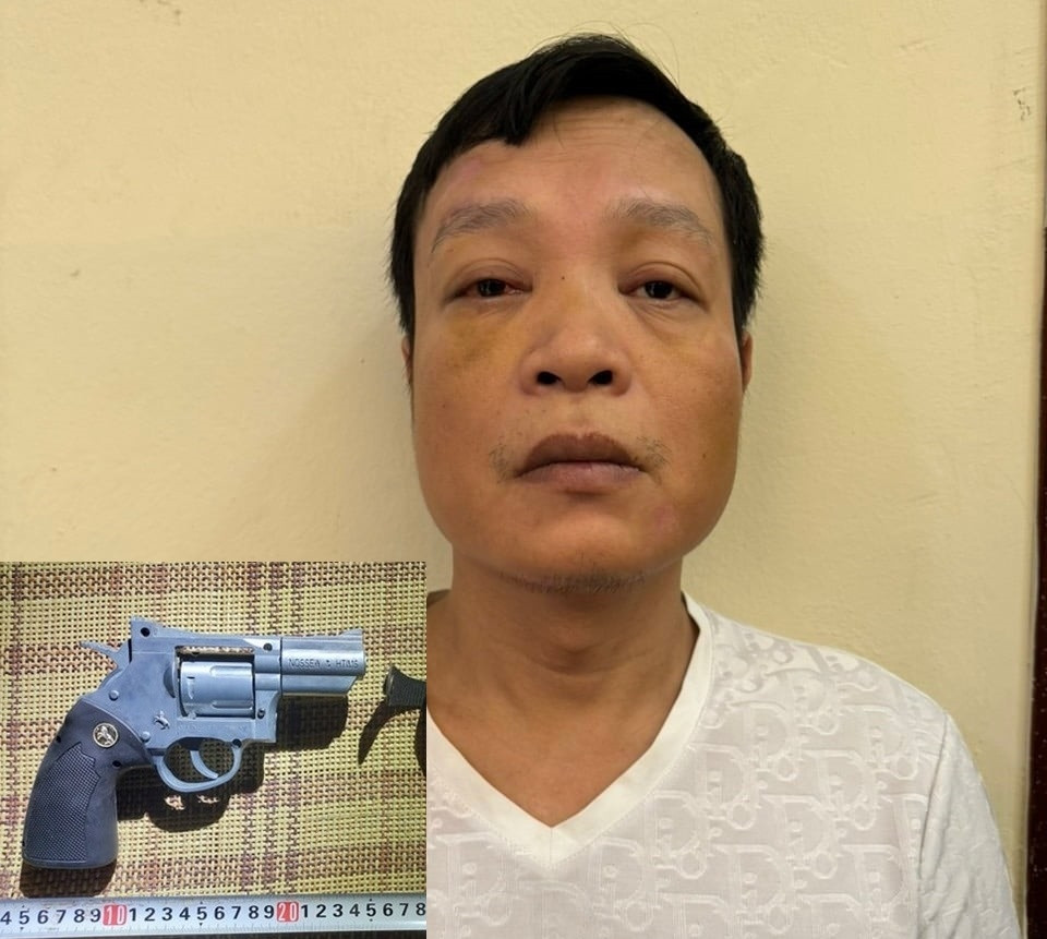 Đang ăn phở rút súng bắn xuống đất vì nghĩ rằng bị nhìn đểu Dang an pho rut sung ban xuong dat vi nghi rang bi nhin deu