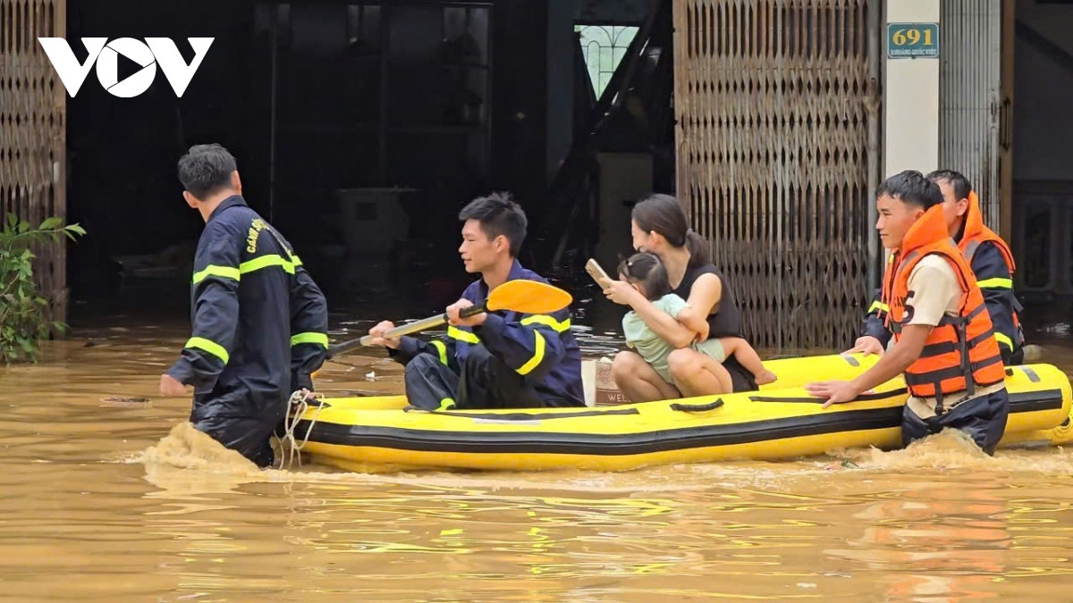 Mưa lớn tại Lào Cai, cảnh sát mang thuyền cứu hộ - Hình 3 Mua lon tai Lao Cai, canh sat mang thuyen cuu ho-Hinh-3