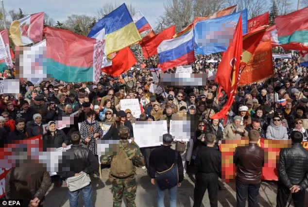 Những người biểu tình Donetsk không ngừng hô vang khẩu hiệu đòi tổ chức trưng cầu dân ý.