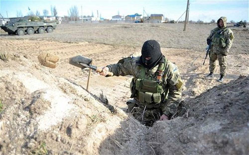 Binh sĩ Ukraine đào hào công sự ở làng Strilkove. (Ảnh minh họa)