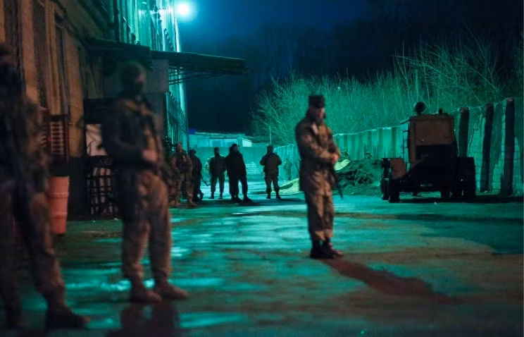 Khung cảnh trong vụ đột kích nửa đêm ở căn cứ quân sự vùng Artemivsk.