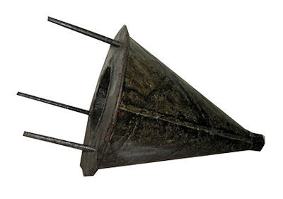 Sau khi giành được chính quyền, Việt Minh có thu được một số bom ba càng của người Nhật. Khoảng gần 100 bom ba càng được phát cho Vệ quốc đoàn, trong đó hơn một nửa ở Liên khu một để dùng trong trận Hà Nội vì bộ đội Việt Minh khi đó cũng không có phương tiện chống tăng hiệu quả.