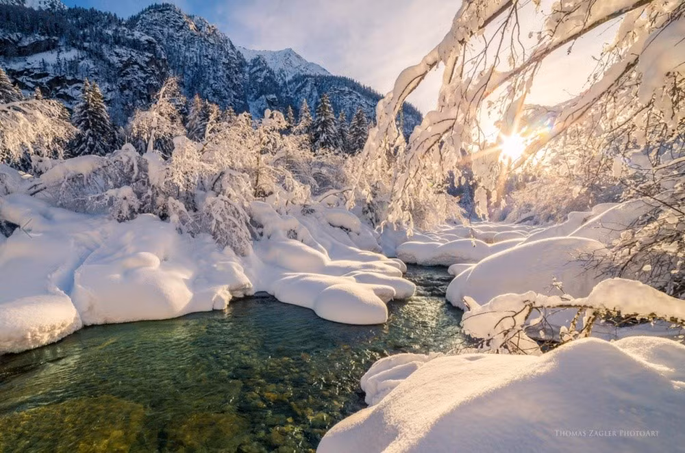 Thung lũngVal diMartello (Italy) với cảnh thiên nhiên tuyệt đẹp khi băng tuyết phủ kín cây cối.