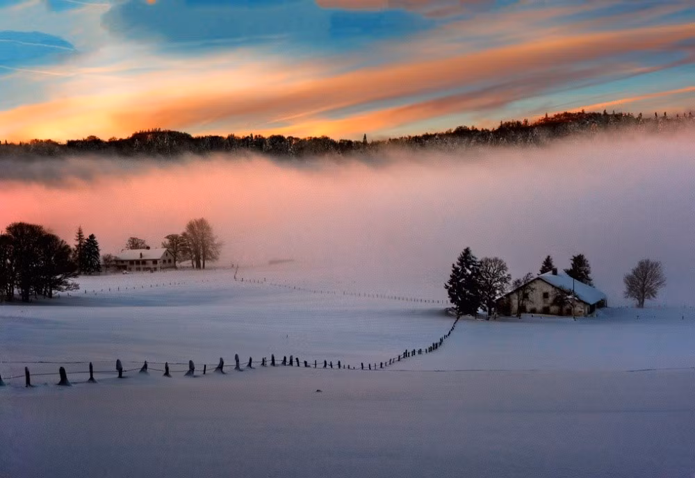 Những ngôi nhà giữa tuyết trắng ở Col delaTourne, Thụy Sĩ.