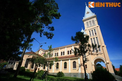 Mặt bằng nhà thờ theo hình chữ thập có chiều dài 65m, rộng 14m, tháp chuông cao 47m. Cửa sổ nhà thờ được lắp những tấm kính màu do xưởng Louis Balmet danh tiếng ở Grenoble (Pháp) chế tạo.