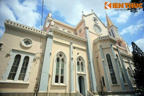 Nhà thờ do ông bà Lê Phát Ðạt, tức Huyện Sỹ, hiến đất và xuất 1/7 gia tài để xây dựng đầu thế kỷ 20. Công trình được khởi công xây dựng năm 1902 trên khu đất cao nằm ở góc đường Frère Louis (nay là đường Nguyễn Trãi) và Frère Guilleraut (nay là đường Tôn Thất Tùng), theo thiết kế của linh mục Bouttier, đến năm 1905 thì được khánh thành.