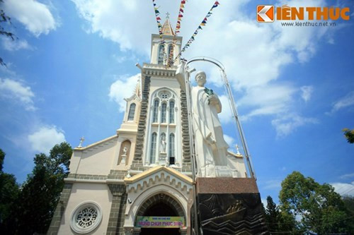 Nhà thờ được xây theo phong cách kiến trúc Gothic với mặt tiền và các cột chính ốp đá hoa cương Biên Hòa. Chính điện nhà thờ có vòm chịu lực dạng cung nhọn.