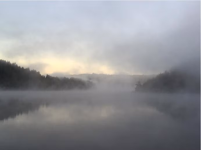 Hồ thuộc vùng núi Snowdonia, phía bắc xứ Wales. Sương trắng che phủ lên những dãy núi, mặt hồ yên ắng không chút động tĩnh. Ảnh: Shellbelle72/Instagram.