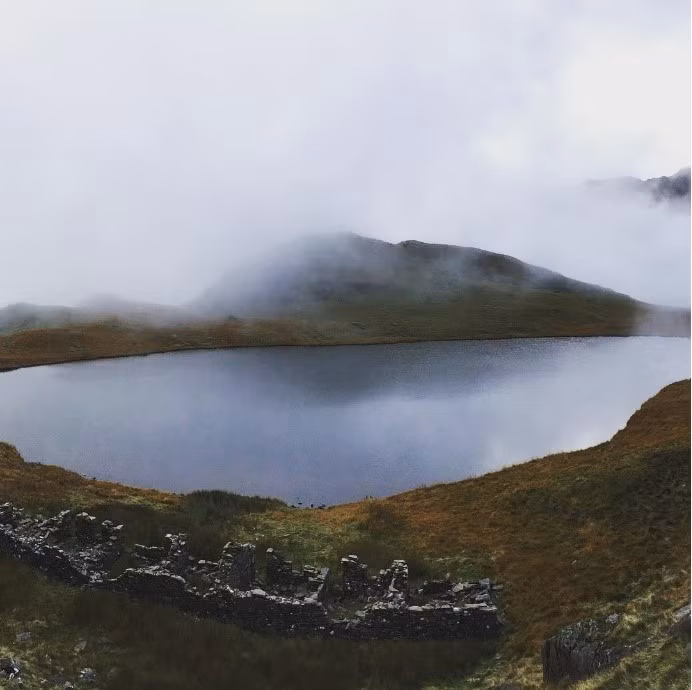 Hồ thuộc vùng núi Snowdonia, phía bắc xứ Wales. Sương trắng che phủ lên những dãy núi, mặt hồ yên ắng không chút động tĩnh. Ảnh: Shellbelle72/Instagram.