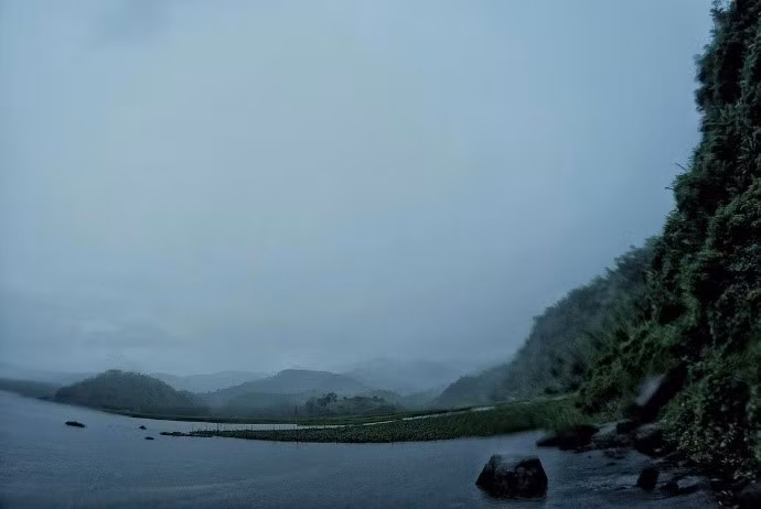 Hồ Buhi tại đô thị Buhi, tỉnh Camarines Sur, Philippines trong một ngày sương mù ảm đạm. Ảnh: Thelopautheory/Instagram.