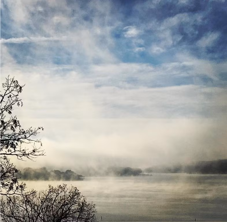 Cuộc gặp gỡ giữa những làn sương sớm mùa đông và mặt hồ Ozark, thuộc bang Missouri, Mỹ. Ảnh: Dademomu/Instagram.