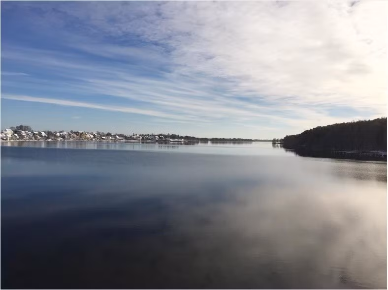 Hồ Mikolajskie thuộc quận hồ Masurian tại Ba Lan trong những ngày chớm đông. Ảnh: Anna.pe.wu/Instagram.