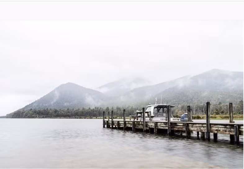 Hồ Rotoroa nằm trong Vườn Quốc gia hồ Nelson, thuộc đảo Nam của New Zealand. Những dãy núi bắt đầu trở nên lu mờ vì màn sương của mùa đông. Ảnh: Palaicrewproject/Instagram.