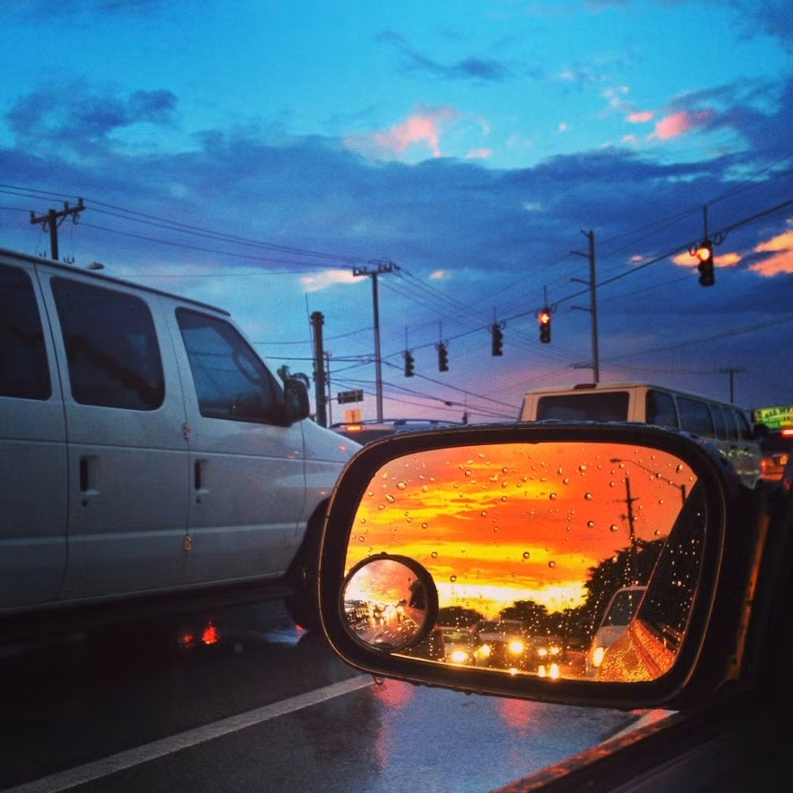 Hai khoảng trời khác nhau. Ảnh: Imgur.