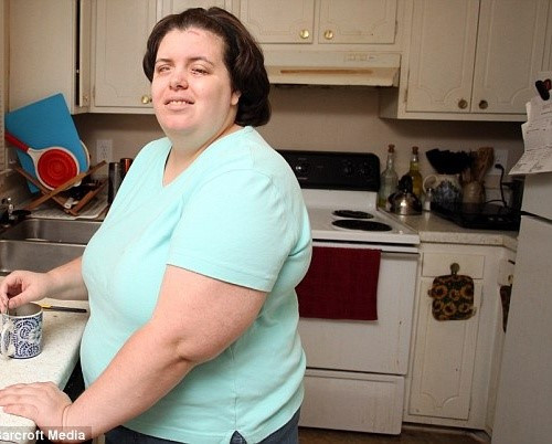 Jewel Shuping (30 tuổi, người Mỹ) đề nghị bác sĩ nhỏ nước thông cống vào mắt mình để thoả mãn mong muốn bị mù. Từ bé, cô đã nhìn chằm chằm vào mặt trời. Khi dậy thì, cô bắt đầu đeo kính đen và dùng gậy. Đến năm 20 tuổi, cô sử dụng thành thạo bộ chữ Braille và ước mơ ngày càng khó kiểm soát. Ảnh:Daily Mail