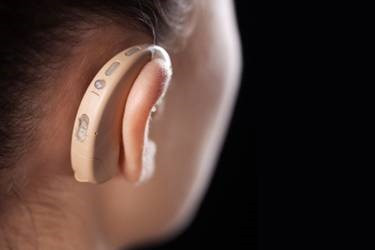 Năm 2008, một phụ nữ giấu tên đã chia sẻ trên blog của mình rằng cô từng nhét bông ngâm dầu hoặc đổ keo siêu dính vào tai để bị điếc. Ảnh:Ranker