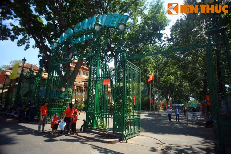 Thảo Cầm Viên được coi là công viên cổ xưa nhất Việt Nam. Lịch sử của công viên khởi đầu từ năm 1864, khi Đề đốc De La Grandière ký nghị định cho phép xây dựng Vườn Bách Thảo tại Sài Gòn. Vào dịp kỷ niệm Quốc khánh của Pháp ngày 14/7/1869, Vườn Bách Thảo bắt đầu mở cửa thường trực cho công chúng vào tham quan.