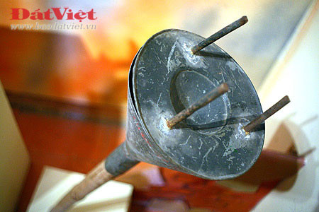 Dù vậy, lực lượng Việt Minh không khuyến khích lối đánh cảm tử, nên chỉ sử dụng số bom ba càng thu được của Nhật chứ không sản xuất thêm. Đến năm 1947, viện sĩ Trần Đại Nghĩa chế tạo thành công súng không giật chống tăng, bom ba càng do đó không còn được sử dụng nữa. Ảnh: Đất Việt.