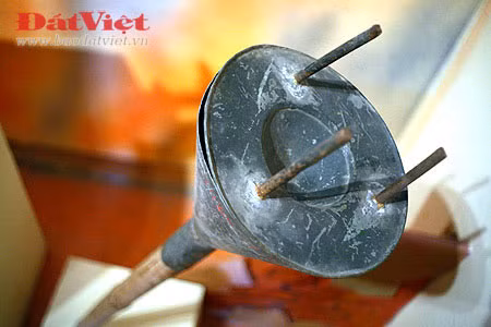 Dù vậy, lực lượng Việt Minh không khuyến khích lối đánh cảm tử, nên chỉ sử dụng số bom ba càng thu được của Nhật chứ không sản xuất thêm. Đến năm 1947, viện sĩ Trần Đại Nghĩa chế tạo thành công súng không giật chống tăng, bom ba càng do đó không còn được sử dụng nữa. Ảnh: Đất Việt.