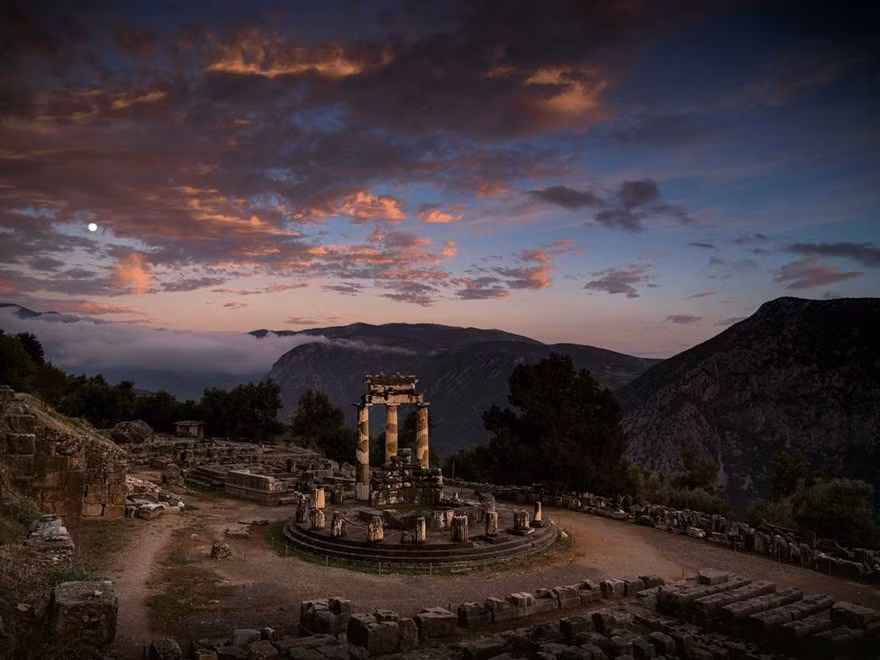 Hoàng hôn buông xuống trên Athena Pronaia ở Delphi, Hy Lạp.