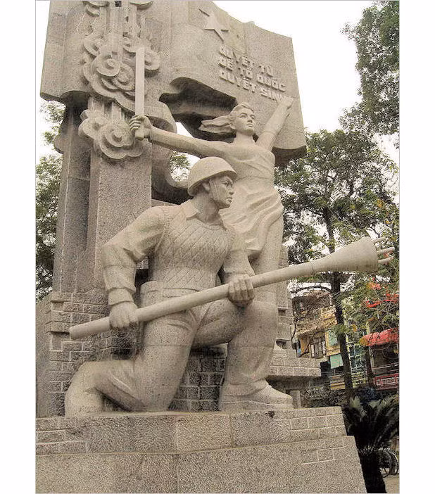 Thông thường người chiến sĩ sẽ hy sinh sau khi bom nổ vì bị sức ép và hơi nóng táp vào người, nhưng thực tế có trường hợp chiến sĩ Cảm tử quân đánh cháy vài xe tăng bằng bom ba càng mà vẫn còn sống.