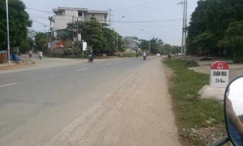 Quốc lộ 21 từ Sơn Tây đi Xuân Mai, là con đường do Cuba xây tặng Việt Nam năm 1976. Đây là con đường huyết mạch góp phần phát triển kinh tế - xã hội khu vực phía Tây Hà Nội. Ảnh: Lamchame