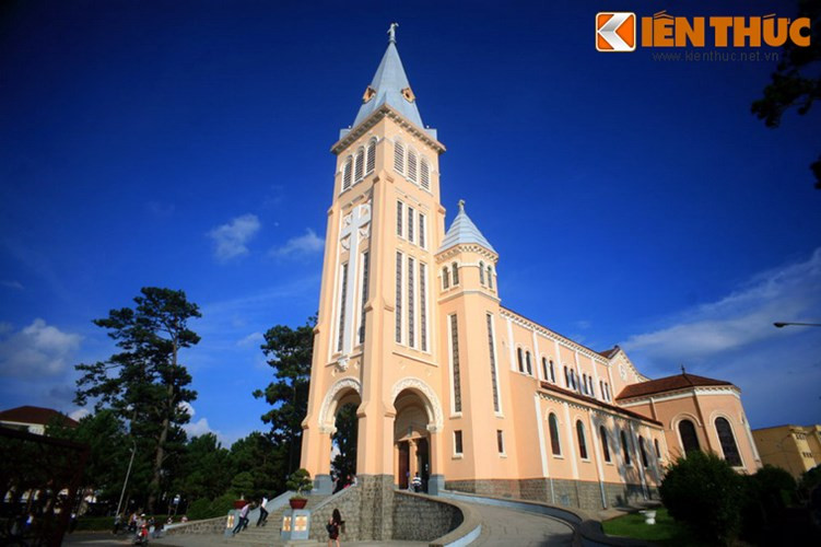 Về mặt kiến trúc, nhà thờ Con Gà Đà Lạt là công trình tiêu biểu cho trường phái kiến trúc Roman ở Việt Nam. Điểm thu hút của nhà thờ là màu sơn hồng tươi tắn và tháp chuông cao 47 mét, có thể quan sát từ rất nhiều địa điểm trong thành phố.