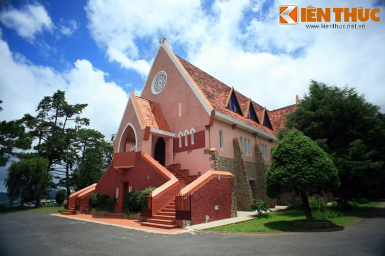  2. Nhà thờ Mai Anh (Đà Lạt). Nhà thờ Mai Anh được xây dựng từ năm 1930, ban đầu là tu viện của dòng tu nữ tử Bác Ái Thánh Vinh Sơn. Từ năm 1943, nhà thờ được xây dựng lại và mang tên chính thức là nhà thờ Domaine de Marie. Mai Anh là tên gọi dân gian do khu vực nhà thờ xưa có nhiều cây mai anh đào.