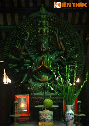 Chùa Bút Tháp (thôn Bút Tháp, xã Đình Tổ, huyện Thuận Thành, tỉnh Bắc Ninh) là nơi lưu giữ một bức tượng Phật cổ được đánh giá là độc nhất vô nhị của Việt Nam. Đó là bức tượng Quan Âm Bồ Tát thiên thủ thiên nhãn mà dân gian vẫn gọi là tượng Phật nghìn mắt nghìn tay do nhà điêu khắc Trương Thọ Nam tạc năm 1656 (thời Lê Trung Hưng).