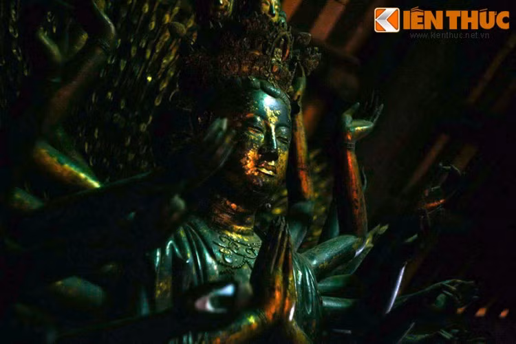 Pho tượng được làm bằng gỗ phủ sơn trên tòa sen với tổng chiều cao (cả phần bệ) là 3,7 mét, tạo hình với hai tay chắp trước ngực, hai tay để trên đùi với những ngón tay đan chéo biểu tượng cho dáng hành đạo và nhập định.