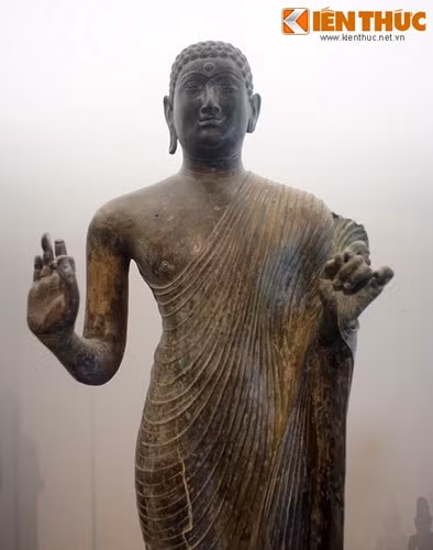 Tạo hình của tượng cân đối, hài hòa, kỹ thuật tạo y phục tinh tế, mềm mại. Đặc biệt, khuôn mặt được thể hiện sống động với những đường nét tả thực mang sự tương đồng với điêu khắc Hy Lạp.