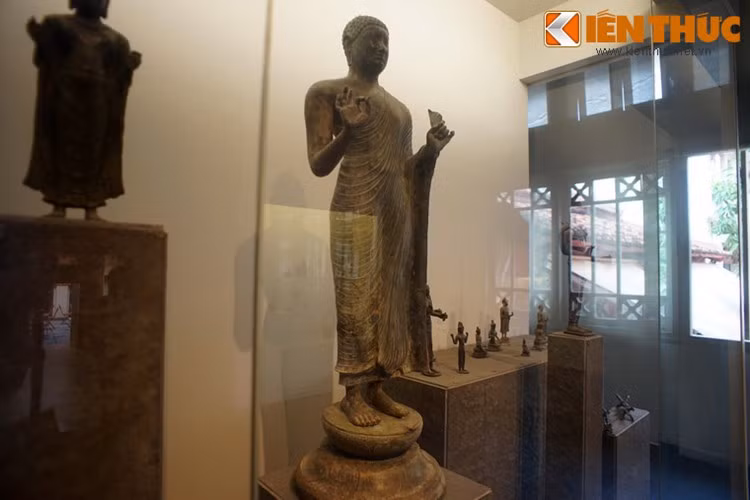 Tượng Phật Đồng Dương được làm bằng chất liệu đồng thau, nặng 120kg với chiều cao 120cm, chỗ rộng nhất 38cm và chỗ dày nhất là 38cm, mang trong tư thế đứng như đang thuyết pháp (chuyển pháp luân). Tượng đặt trên một bệ tròn hai tầng có tạc hình các cánh sen bao quanh.