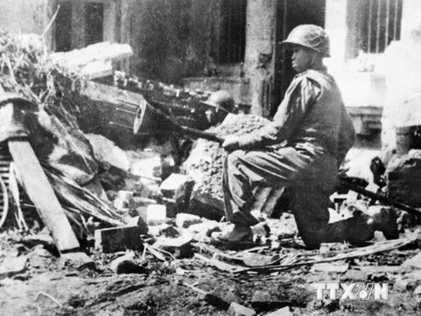 Ðánh bom ba càng phải là những chiến sĩ mưu trí, quả cảm, sẵn sàng hy sinh để hoàn thành nhiệm vụ. Nhưng với phương châm diệt được xe cơ giới địch, mà tổn thất thấp nhất về sinh mạng thì cần phải giữ được yếu tố bí mật bất ngờ. Ảnh: TTXVN