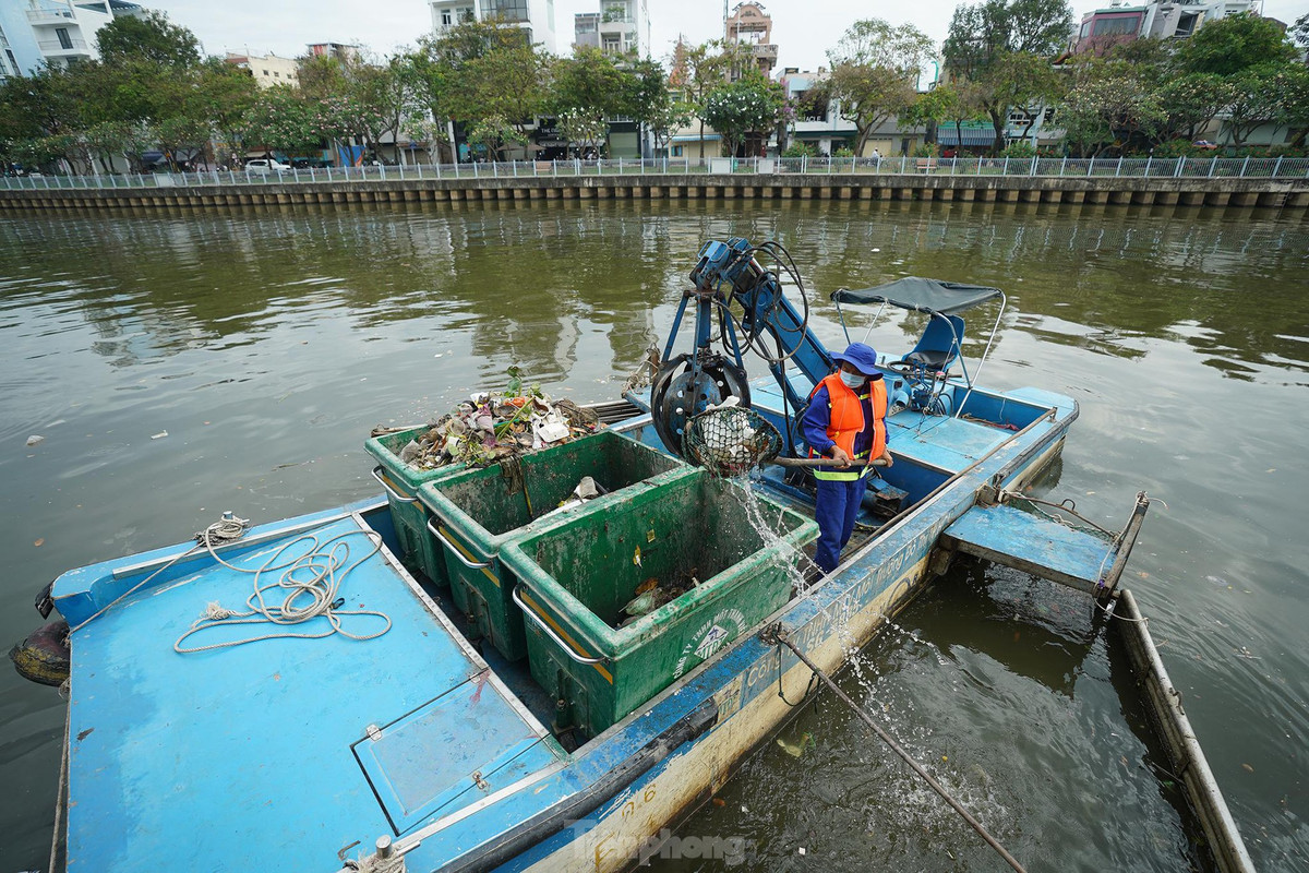 Một nhân viên đội vớt rác trên kênh Nhiêu Lộc - Thị Nghè cho biết nhận nhiệm vụ vệ sinh mặt nước kênh Nhiêu Lộc - Thị Nghè từ năm 2012. Từ đó đến nay, dòng kênh bắt đầu được chuyển hóa dần. Đặc biệt, từ năm 2019 đến nay, rác trên kênh ít dần, dòng kênh tốt lên hẳn. “Nguyên nhân chính nằm ở ý thức người dân”, nhân viên nhìn nhận.
