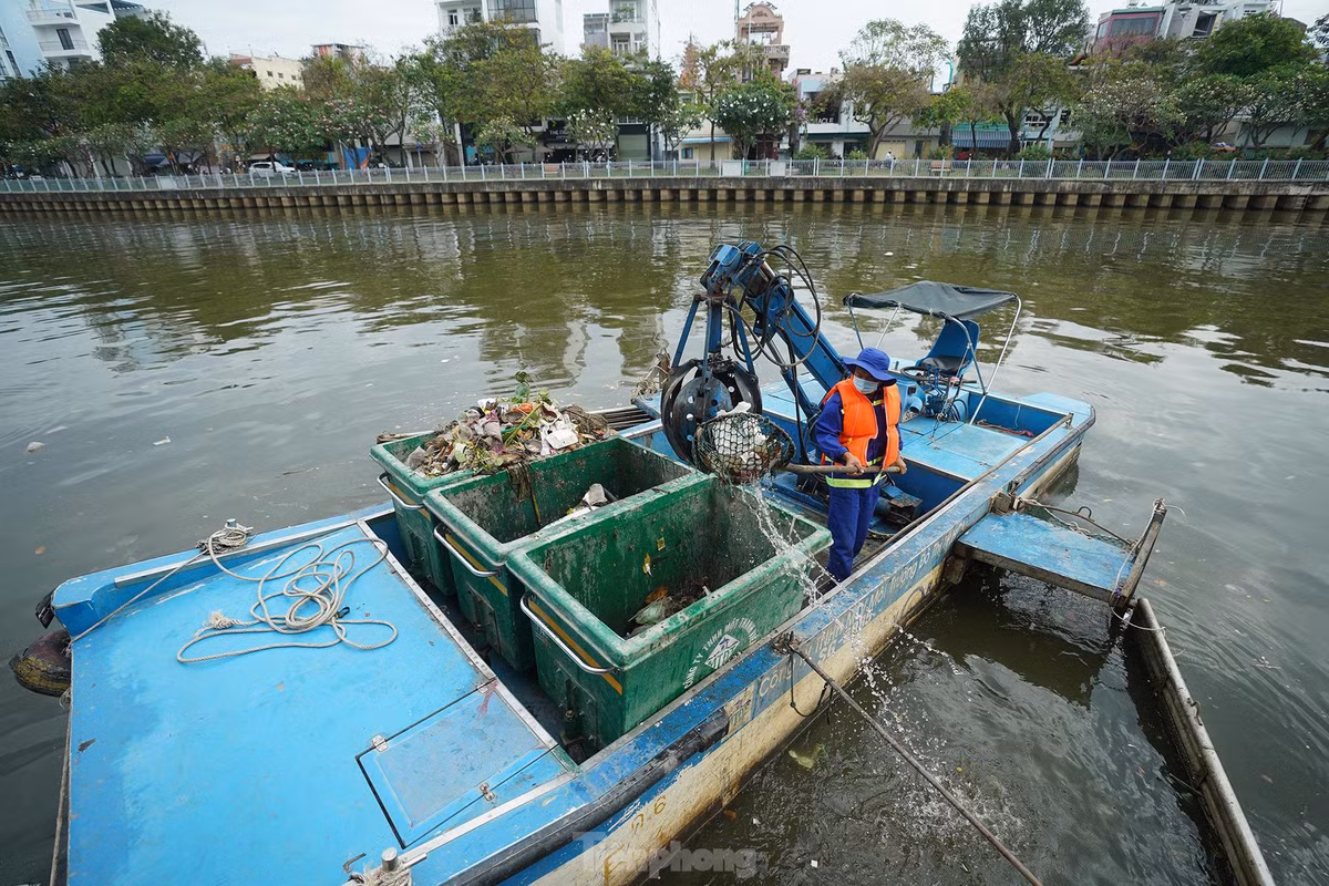 Một nhân viên đội vớt rác trên kênh Nhiêu Lộc - Thị Nghè cho biết nhận nhiệm vụ vệ sinh mặt nước kênh Nhiêu Lộc - Thị Nghè từ năm 2012. Từ đó đến nay, dòng kênh bắt đầu được chuyển hóa dần. Đặc biệt, từ năm 2019 đến nay, rác trên kênh ít dần, dòng kênh tốt lên hẳn. “Nguyên nhân chính nằm ở ý thức người dân”, nhân viên nhìn nhận.