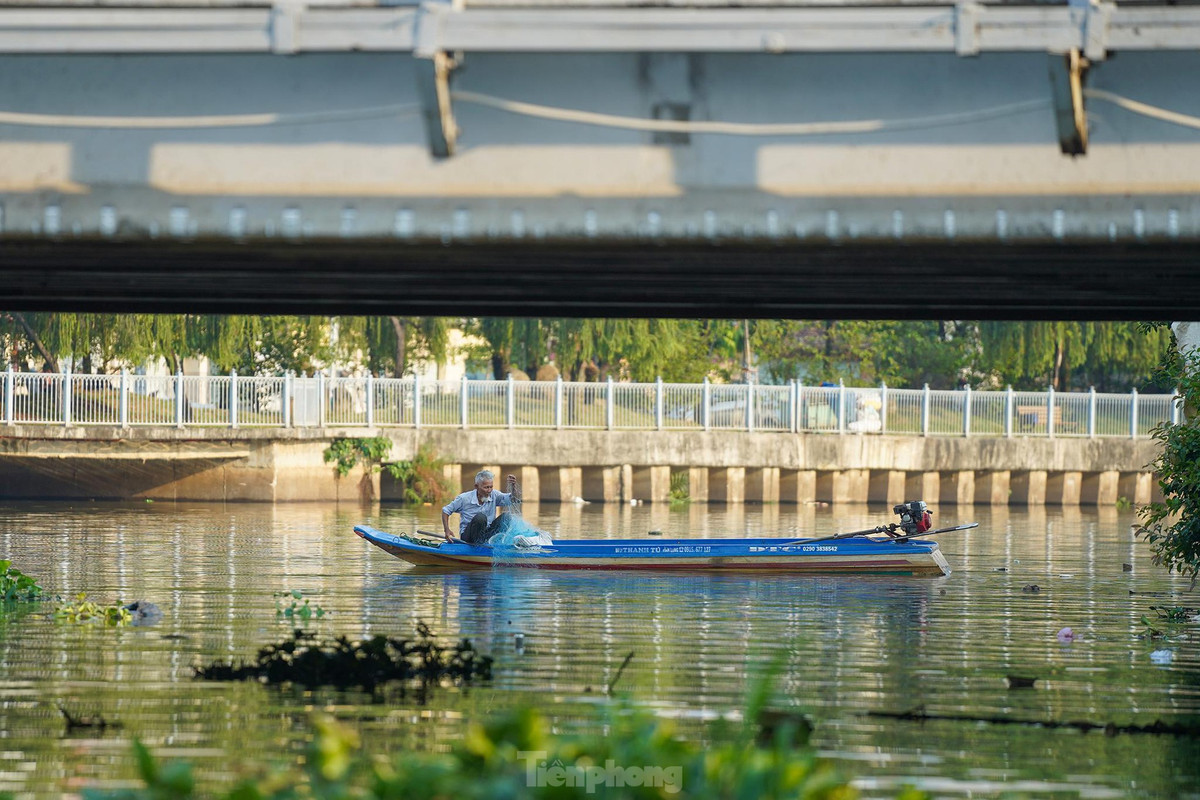 Nhiều người vô tư dùng cả lưới để bắt cá, những người này thường dùng xuồng máy, di chuyển từ sông Sài Gòn vào đây bắt cá.
