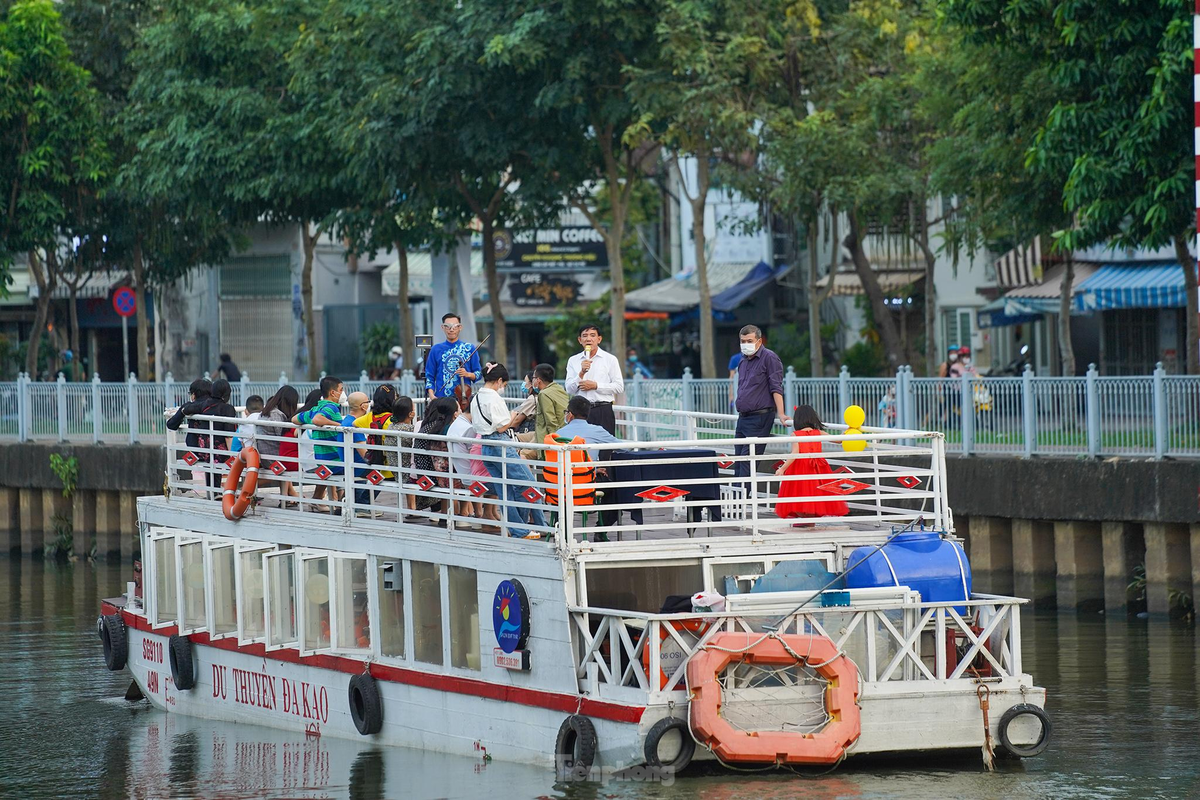 Mỗi chiều, thuyền du lịch của ông Phan Xuân Anh vẫn đều đặn đưa khách đi dọc dòng kênh để cảm nhận không khí trong lành, ăn tối trên thuyền, nghe lịch sử thành phố, phổ biến kiến thức bảo vệ môi trường.