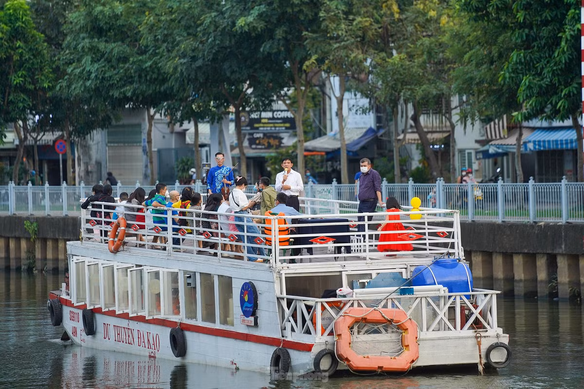 Mỗi chiều, thuyền du lịch của ông Phan Xuân Anh vẫn đều đặn đưa khách đi dọc dòng kênh để cảm nhận không khí trong lành, ăn tối trên thuyền, nghe lịch sử thành phố, phổ biến kiến thức bảo vệ môi trường.