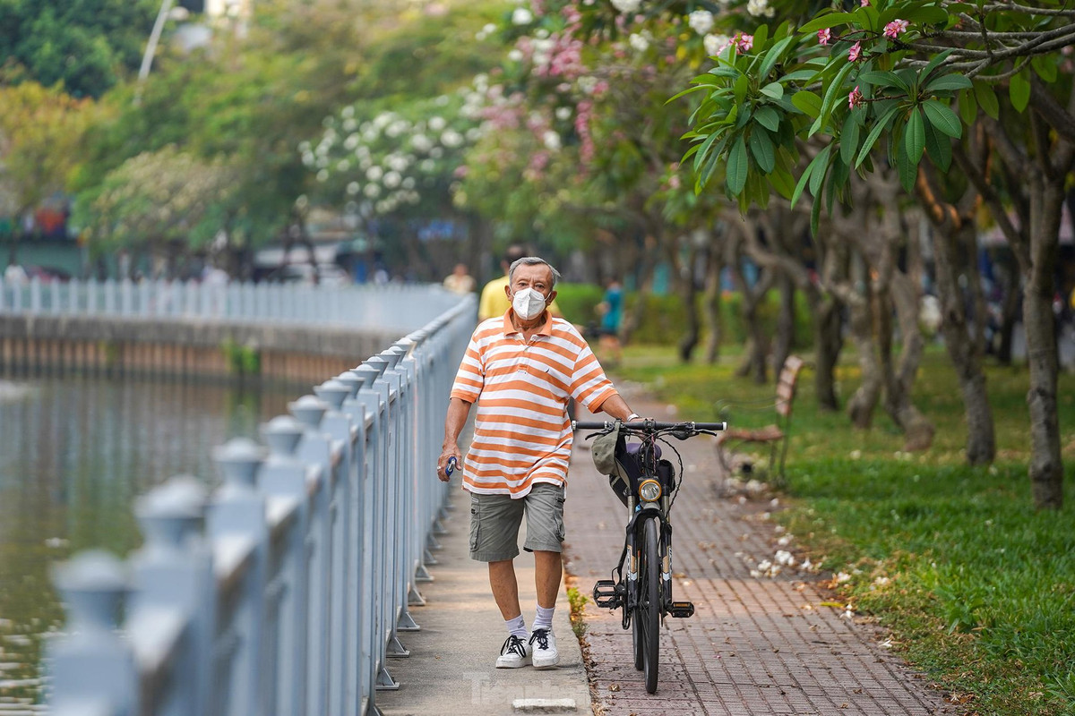 Đến tháng 6/2012, hoàn thành dự án cải thiện vệ sinh môi trường kênh Nhiêu Lộc - Thị Nghè với tổng số vốn đầu tư giai đoạn 1 hơn 8.600 tỉ đồng, trong đó hơn 1.600 tỉ đồng chi phí bồi thường giải tỏa hơn 7.000 hộ dân với gần 50.000 người. Nhịp sống văn minh, sạch đẹp đã trở lại với người dân hai bên bờ kênh.