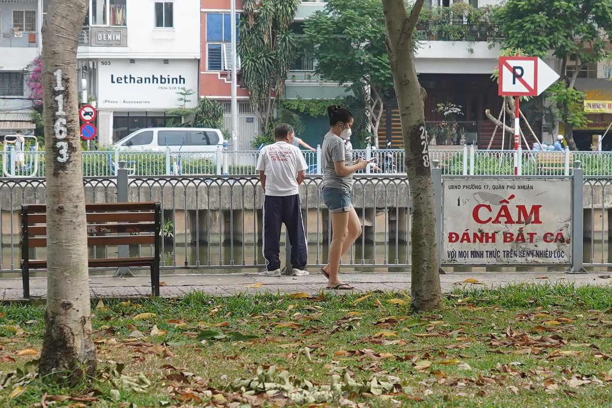 Tuy nhiên, hằng ngày vẫn dễ dàng bắt gặp nhiều người thiếu ý thức vô tư phóng uế ngay vào khung giờ người dân đi tập thể dục.