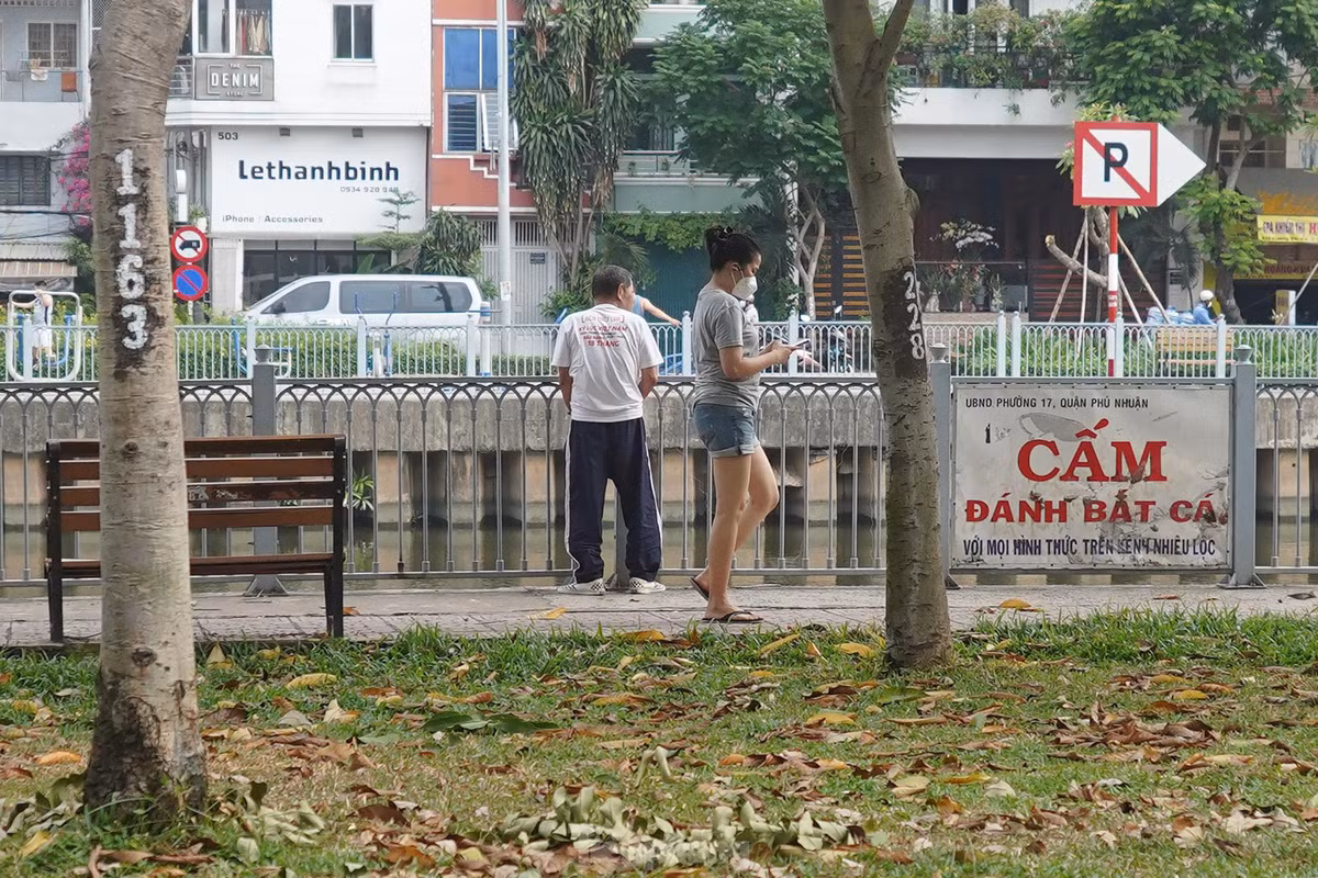 Tuy nhiên, hằng ngày vẫn dễ dàng bắt gặp nhiều người thiếu ý thức vô tư phóng uế ngay vào khung giờ người dân đi tập thể dục.