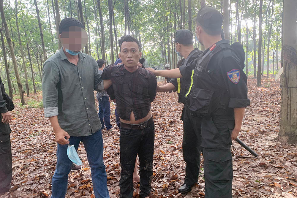 Bat giu 2 nghi pham ban chet nguoi, bo tron trong vuon cao su