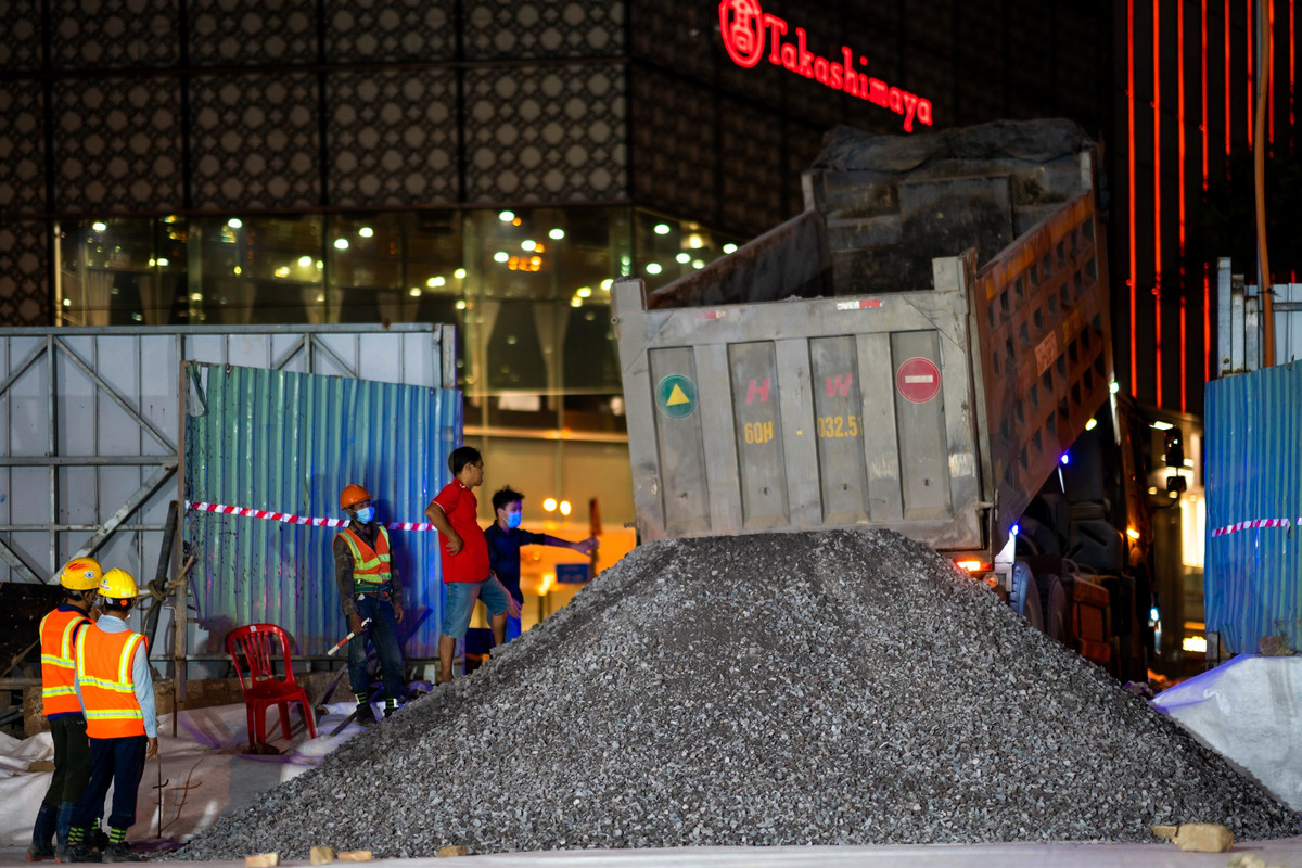 Theo ông Bùi Quang Trường, kỹ sư công trường CP1a, công nhân được chia thành 2 ca làm việc ngày đêm để hoàn thành và trao trả mặt bằng đúng tiến độ. Trong đó, ca đêm có khoảng 50 công nhân, làm việc liên tục từ 19h đến 5h sáng hôm sau.