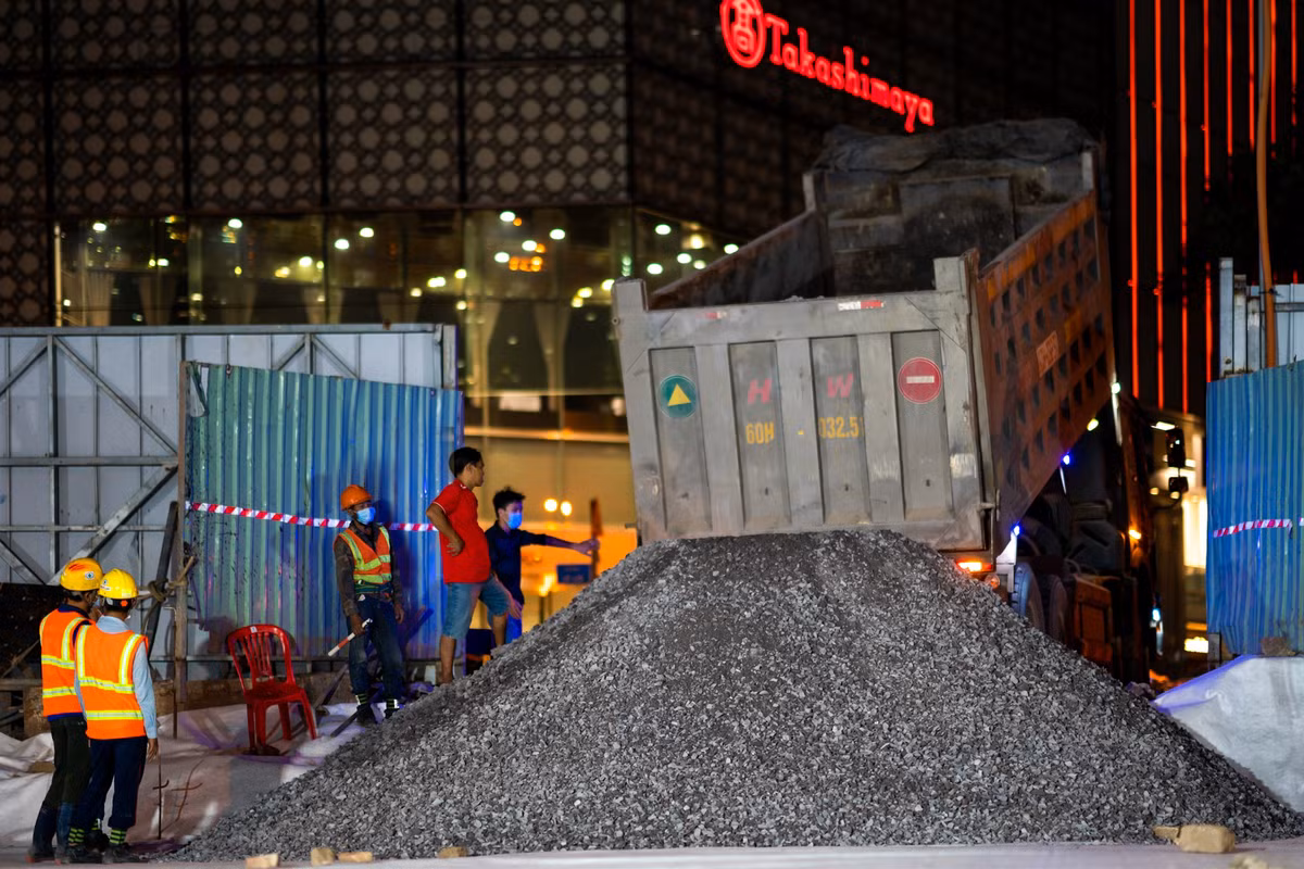 Theo ông Bùi Quang Trường, kỹ sư công trường CP1a, công nhân được chia thành 2 ca làm việc ngày đêm để hoàn thành và trao trả mặt bằng đúng tiến độ. Trong đó, ca đêm có khoảng 50 công nhân, làm việc liên tục từ 19h đến 5h sáng hôm sau.